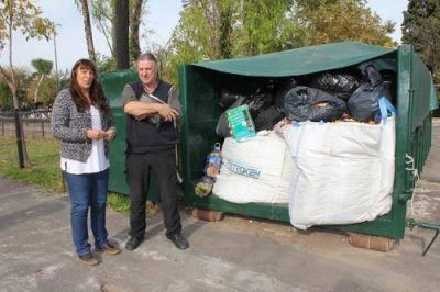 Entregan dos toneladas de tapitas pl�sticas para el Materno Infantil