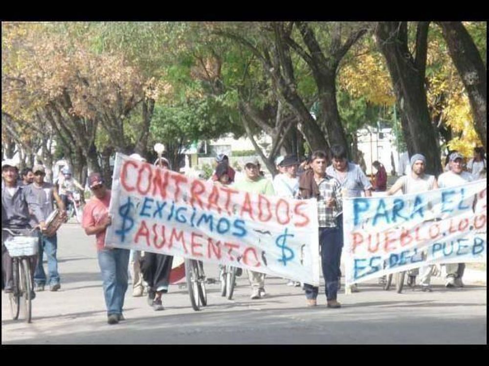 Municipales de Santa Elena protestaron ante el municipio por la ca�da de 250 contratos