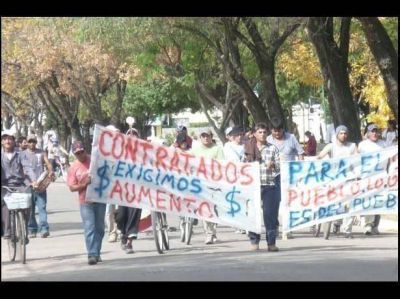 Municipales de Santa Elena protestaron ante el municipio por la ca�da de 250 contratos