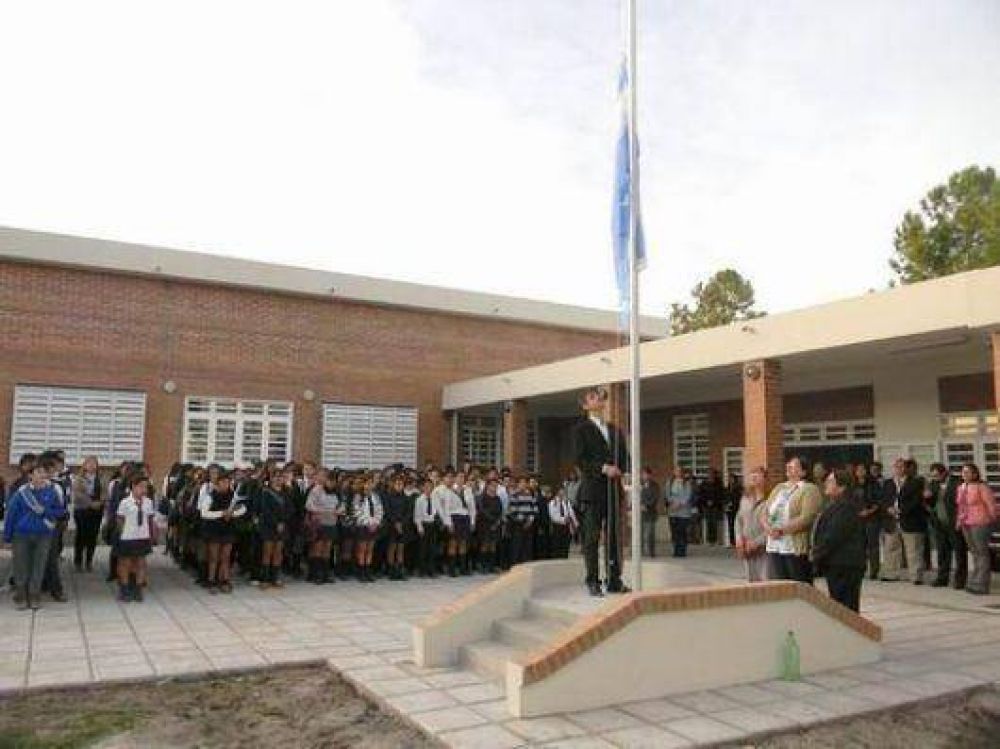 Un colegio secundario estren� edificio propio