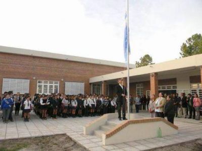 Un colegio secundario estren� edificio propio