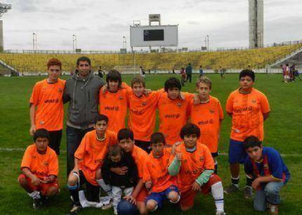 Pibes de las Escuelas del EMDeR jugaron en el Estadio Minella