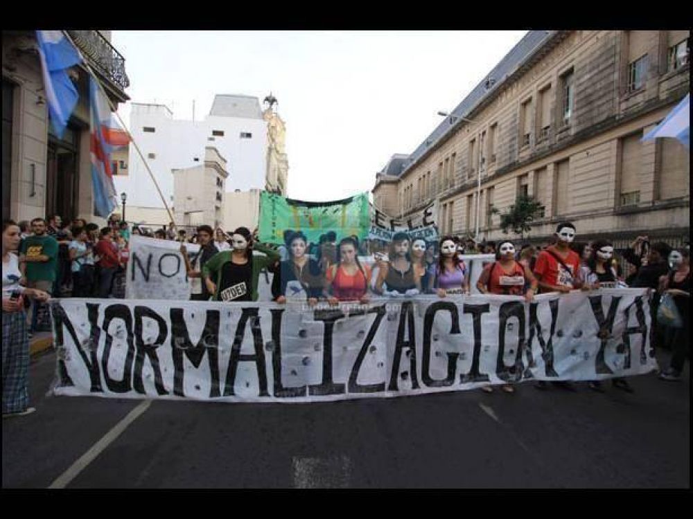 En gran n�mero, estudiantes de la Uader marcharon a la Casa Gris