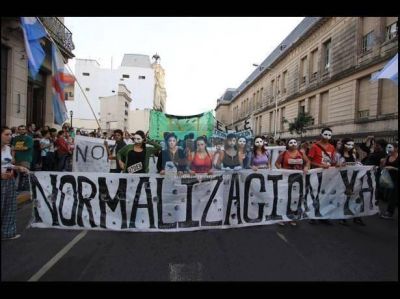 En gran n�mero, estudiantes de la Uader marcharon a la Casa Gris