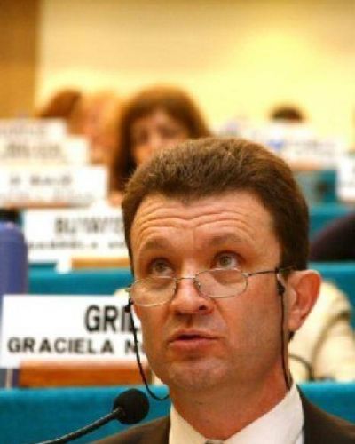 Bariloche: El ministro Pega evalu� la marcha de planes sociales. 