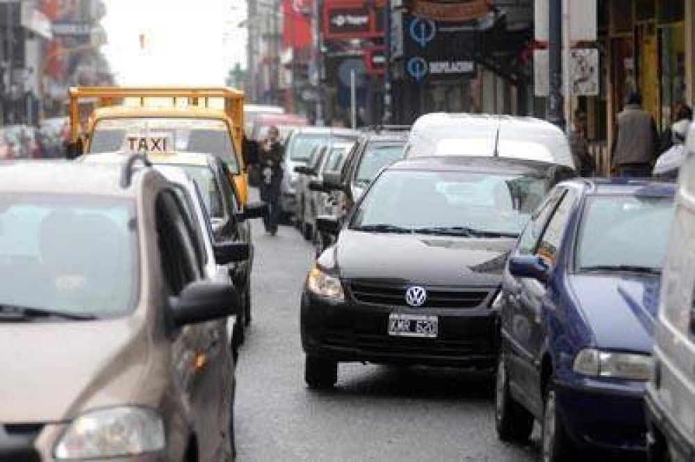 Debido a la falta de carteles indicadores no se respeta el estacionamiento medido