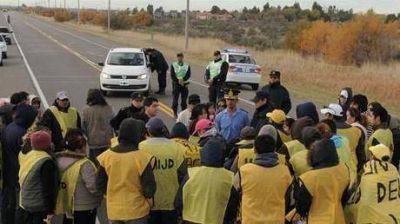 Artero prometi� terrenos, no cumpli� y piqueteros cortaron la ruta 7 a Rawson