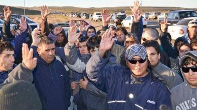 Petroleros huelguistas no pueden parar la producci�n y buscan apoyo de estatales
