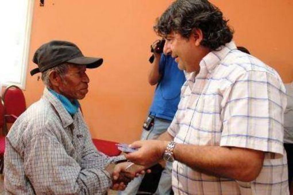 El Intendente de Puerto Iguaz� entreg� planes alimentarios a guaran�es