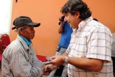 El Intendente de Puerto Iguaz� entreg� planes alimentarios a guaran�es