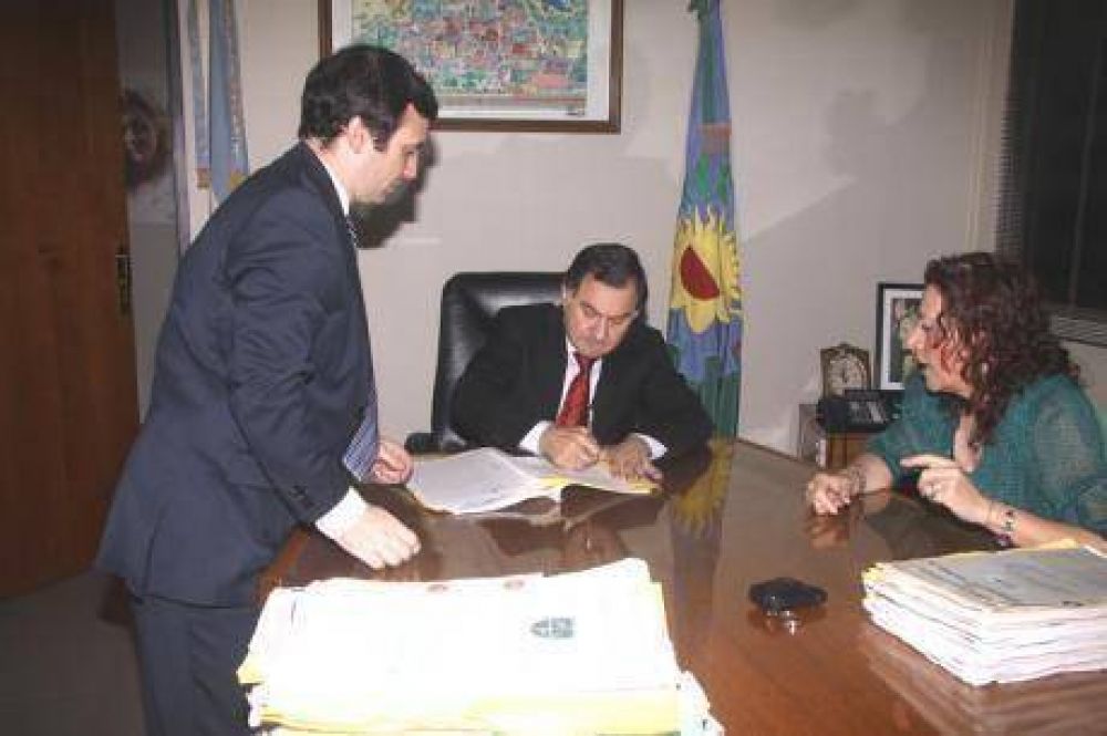 Pereyra firm� 100 escrituras para vecinos varelenses