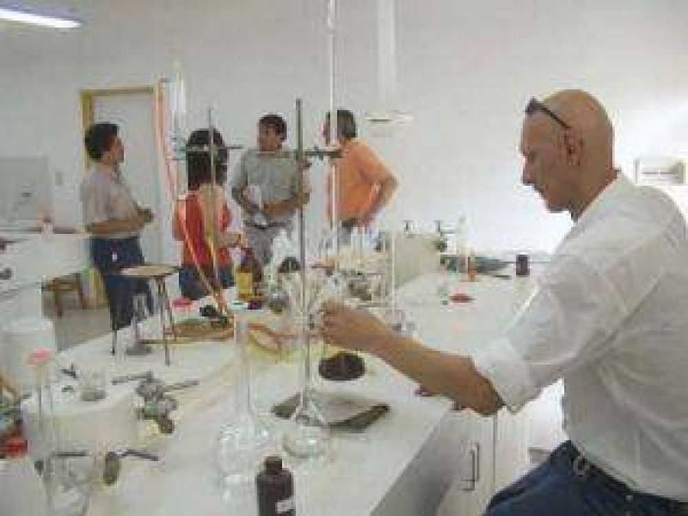 La Universidad del Chaco Austral elabora repelente contra mosquitos transmisores 