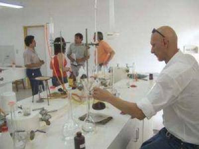 La Universidad del Chaco Austral elabora repelente contra mosquitos transmisores 