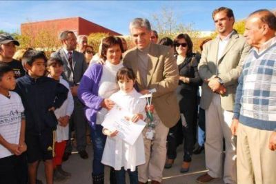 Cultivando Nuestra Tierra: el Gobernador visit� la huerta que los alumnos de la escuela N� 51 inauguraron