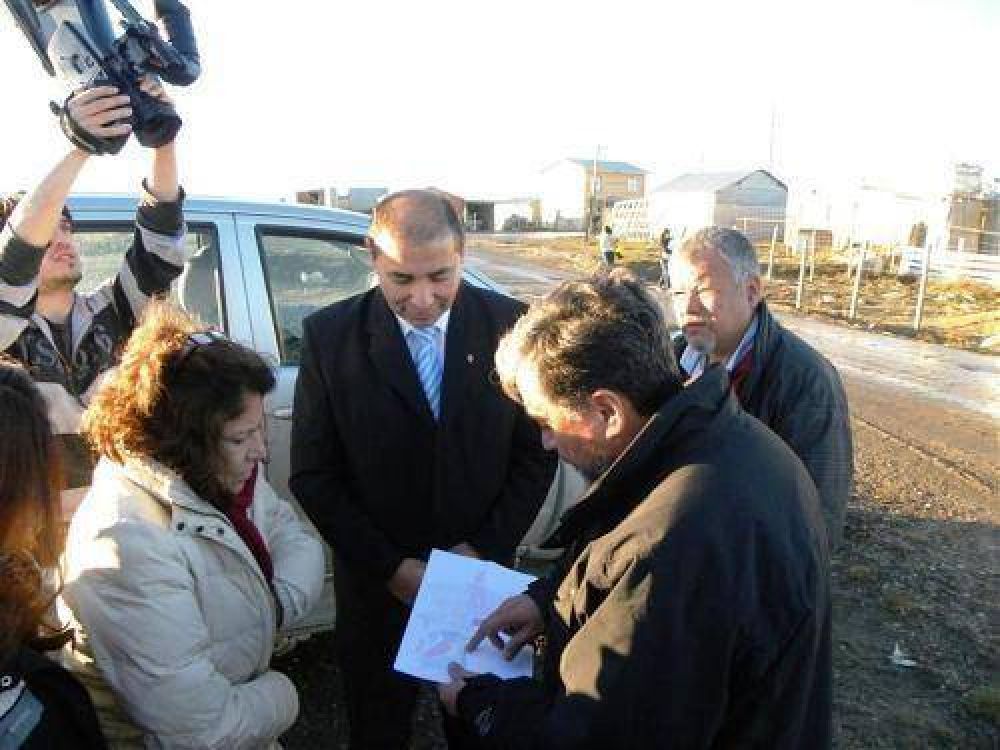 Funcionarios provinciales, municipales y del PROMEBA recorrieron asentamientos de Margen Sur
