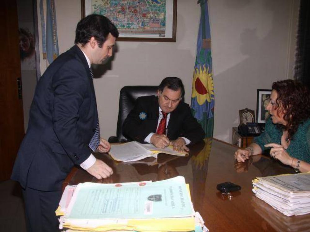 FLORENCIO VARELA: Pereyra firm� escrituras para vecinos varelenses