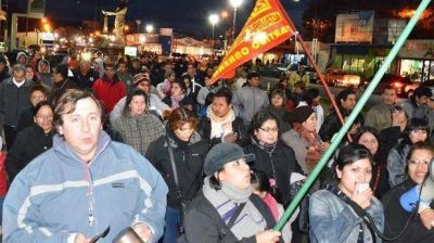 Paro, olla popular y masiva protesta de estatales provinciales en Caleta
