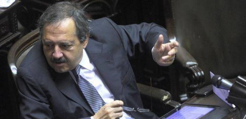 UCR: Alfons�n enfrenta la resistencia del ex cobismo y un grupo de j�venes