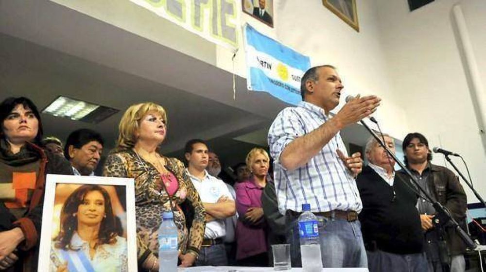 Buzzi propone un desagravio a Mosconi y volver a instalar su busto en sede de YPF