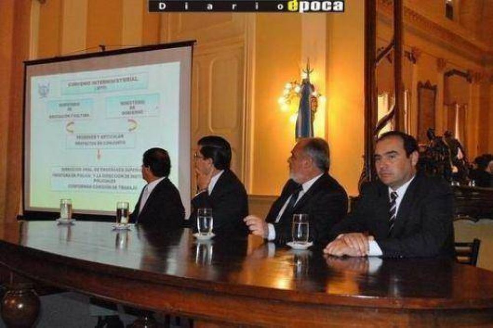 Colombi junta a sus funcionarios para afianzar la ruta a los cr�ditos