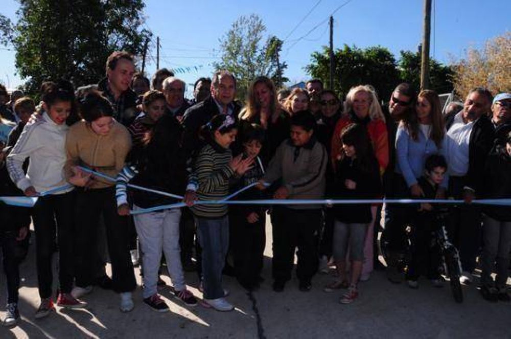 Descalz� inaugur� nuevas cuadras de asfalto en el barrio Ferroviario