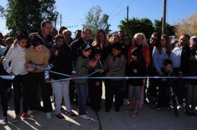 Descalz� inaugur� nuevas cuadras de asfalto en el barrio Ferroviario
