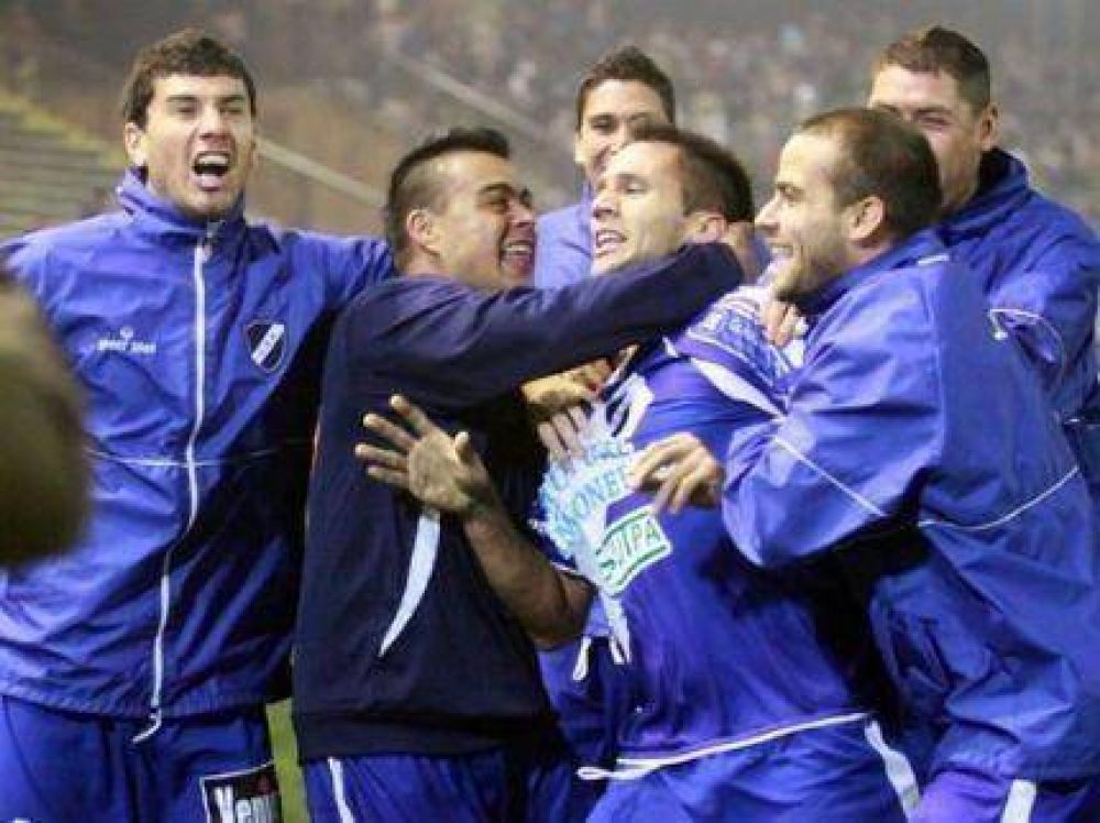 Alvarado no dej� pasar su oportunidad y se clasific� a los playoffs del Argentino B