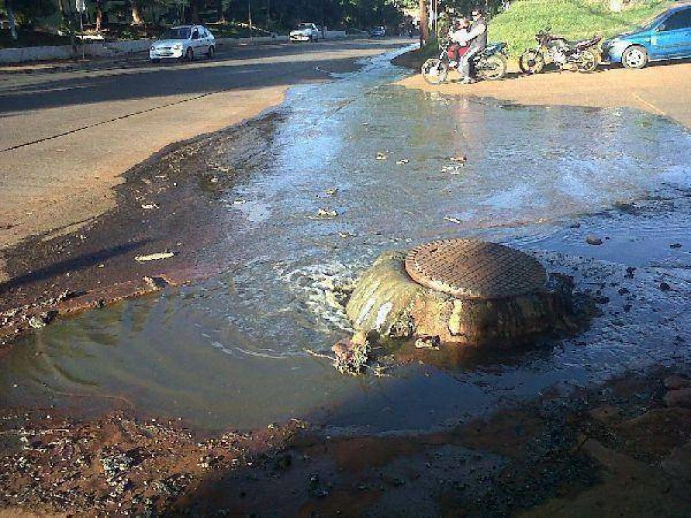 Vecinos se quejan por cloacas rotas y desbordadas en la avenida Tacuar�