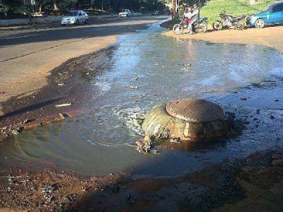 Vecinos se quejan por cloacas rotas y desbordadas en la avenida Tacuar�