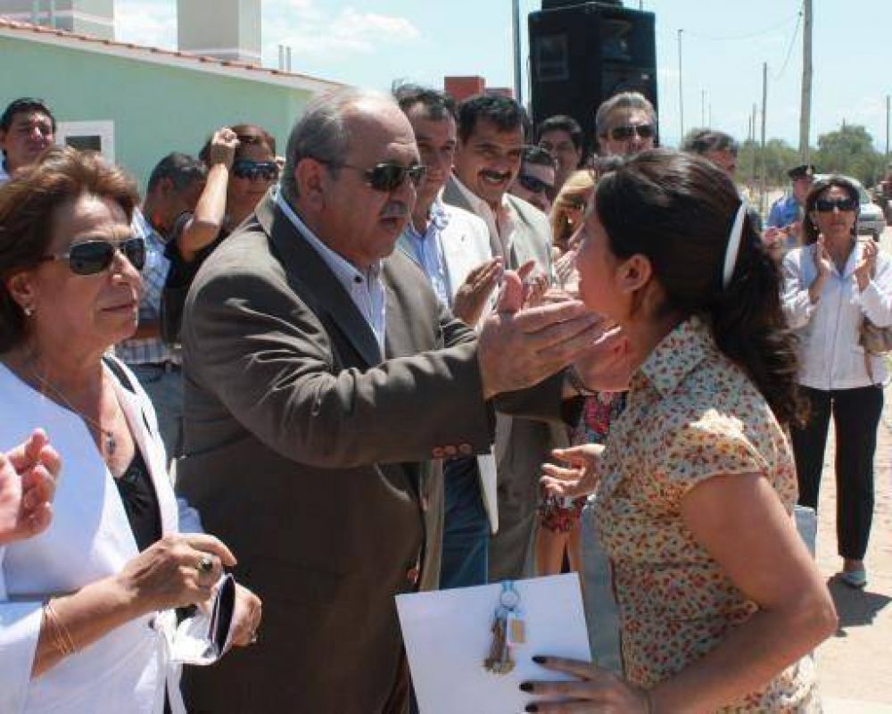Brizuela del Moral entreg� 40 viviendas en Coneta.