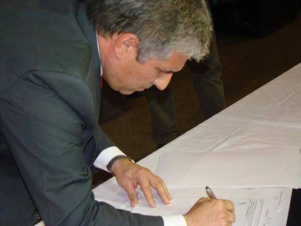 Villa Mercedes: Poggi firm� el contrato de obra del puente �La Pedrera�