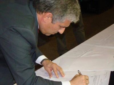 Villa Mercedes: Poggi firm� el contrato de obra del puente �La Pedrera�