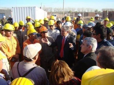Villa Mercedes: el Gobernador salud� a los trabajadores de la UOCRA en el barrio La Ribera