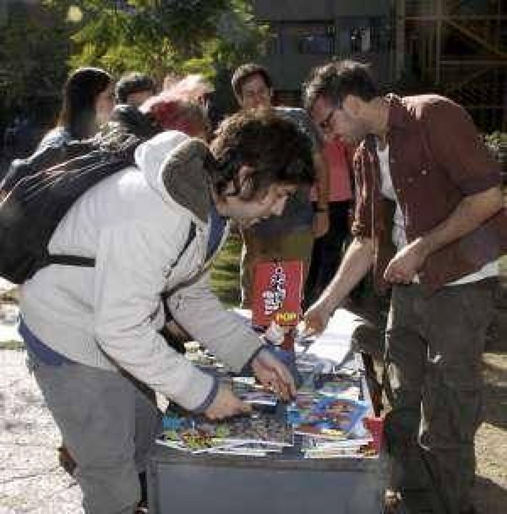 EN LA FACULTAD DE ARQUITECTURA: Una feria con precios muy bajos y dise�os exclusivos
