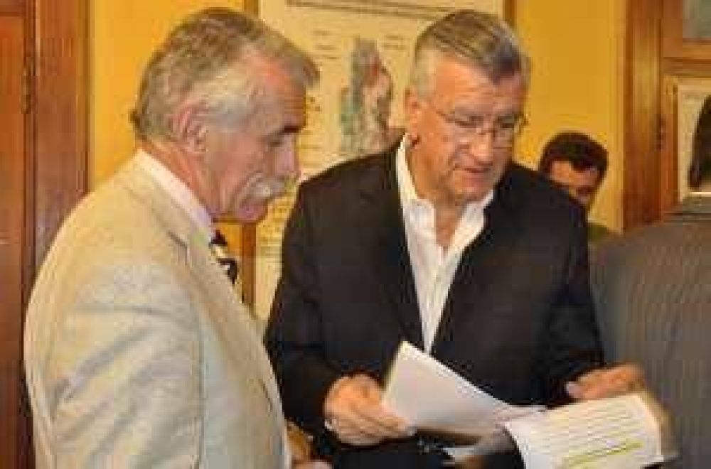 El ministro Aldo Molina, molesto con intendentes
