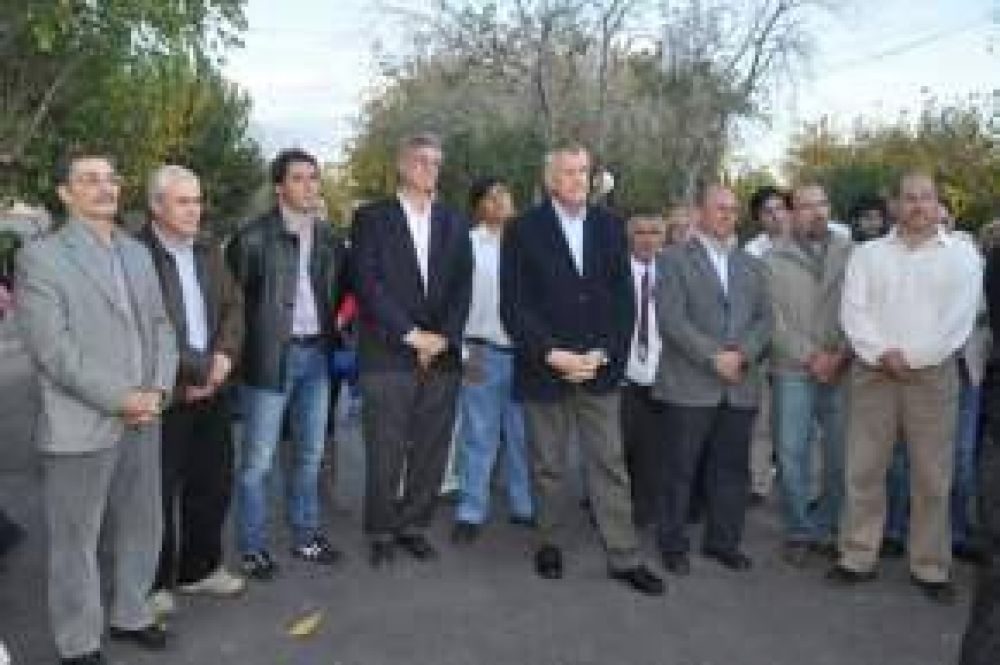 Repavimentaron calles de Villa Congreso y presentaron camiones hidroelevadores