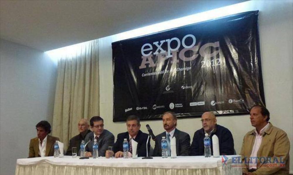 Funcionarios provinciales y municipales juntos en el lanzamiento de Expo Apicc
