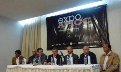 Funcionarios provinciales y municipales juntos en el lanzamiento de Expo Apicc