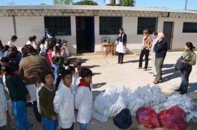 �tiles, libros y elementos para una escuela goyana