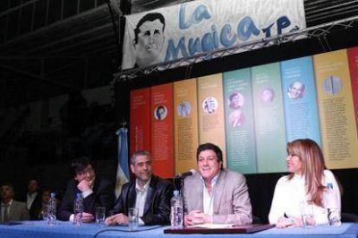 Mariotto expuso sobre el Padre Mugica ante cientos de militantes en la UNDAV
