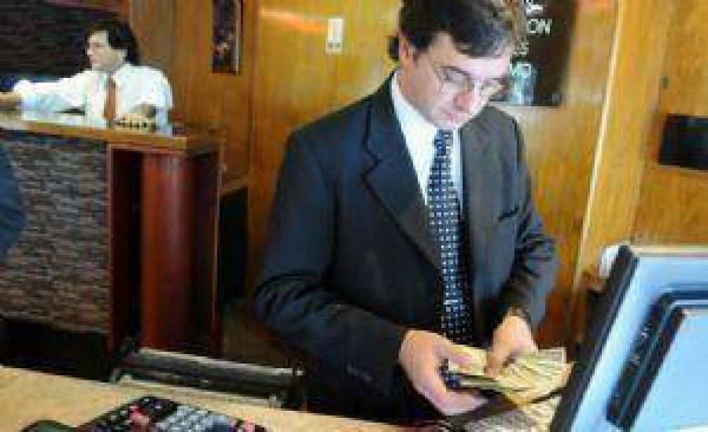 El d�lar informal trep� hasta los $ 5,40 en Mendoza