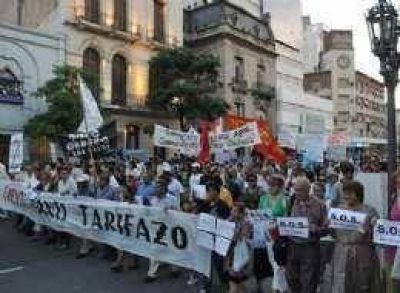 Reclamaron que se derogue la suba que dispuso Alperovich.