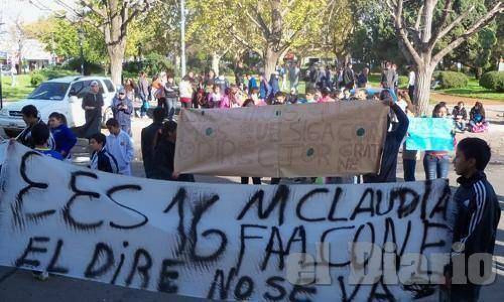 Alumnos de la escuela 16 manifestaron en la puerta del municipio
