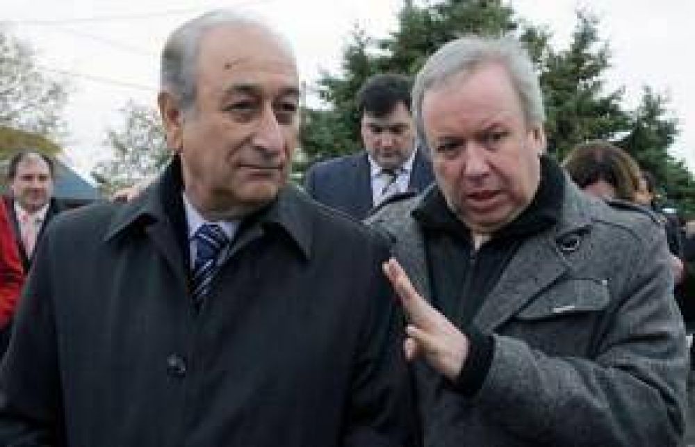 Despu�s del acto del d�a de la Armada, Peralta arremeti� en la prensa contra supuestos �operadores pol�ticos�