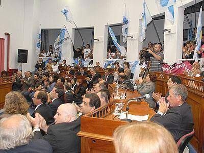 PRESIDENTE PER�N: Renuevan la licencia de Regueiro por 15 d�as m�s