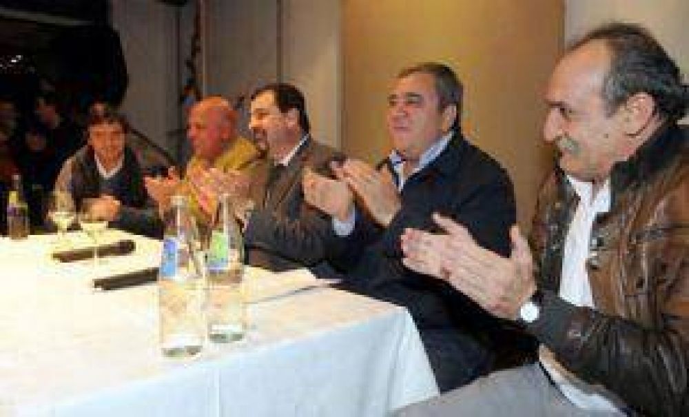 Pases de bloque y gestos para P�rez por la interna peronista