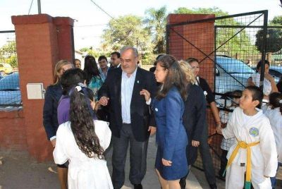El gobernador acompa�o los festejos por el 101� aniversario de la Escuela �Salvador Mar�a D�az� 	