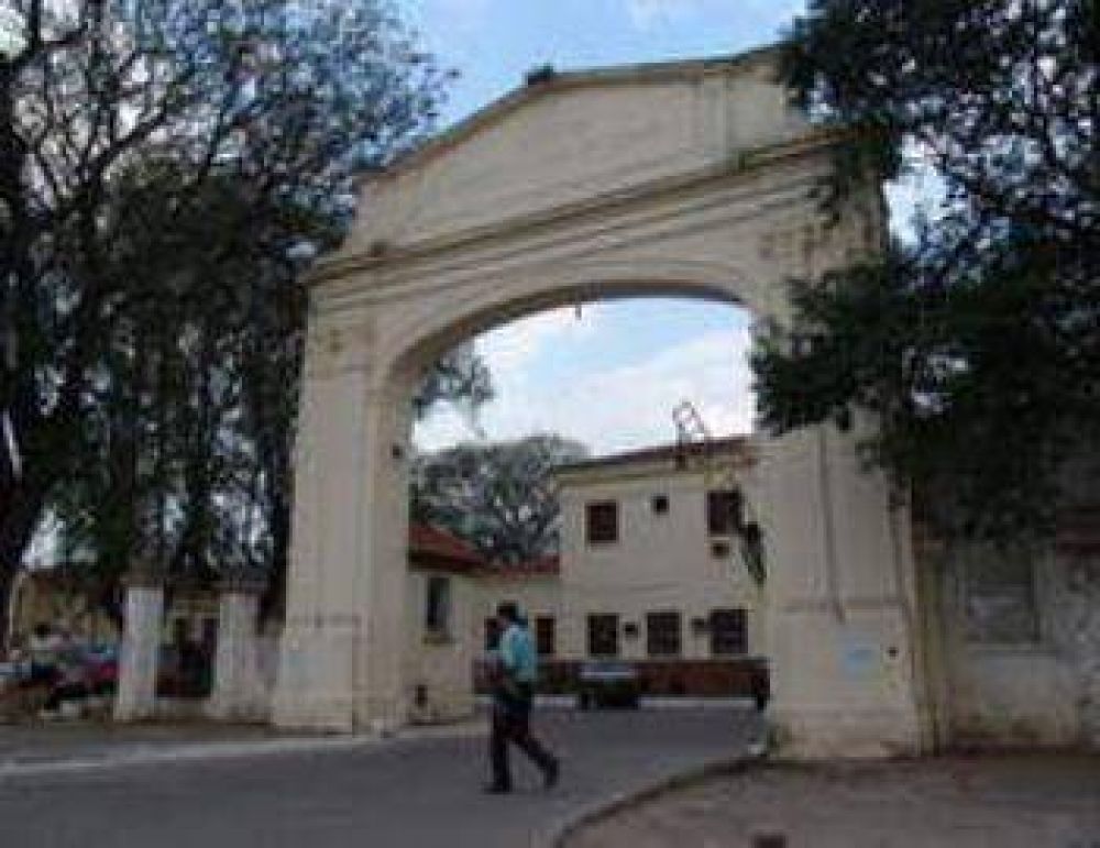Salud asiste a la joven internada por una infecci�n en el ojo