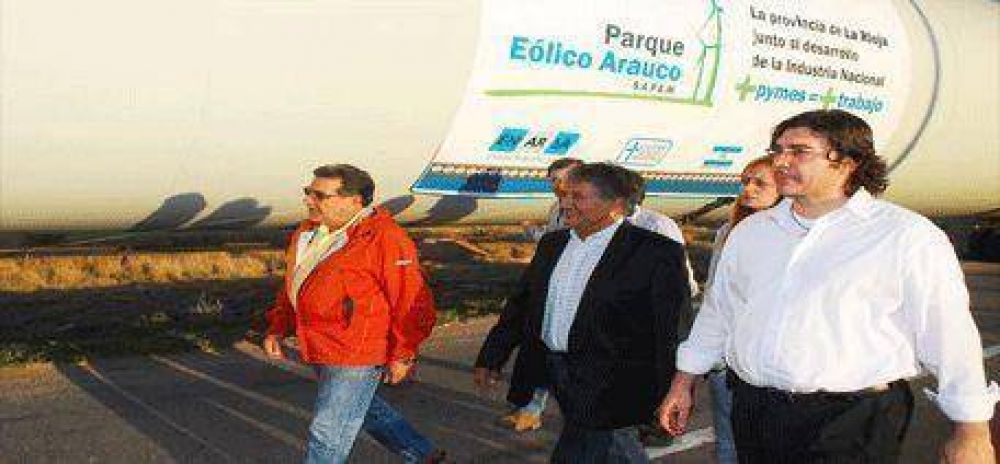 El gobernador supervis� la llegada de nuevas torres generadoras para el parque e�lico de Arauco
