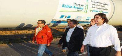 El gobernador supervis� la llegada de nuevas torres generadoras para el parque e�lico de Arauco